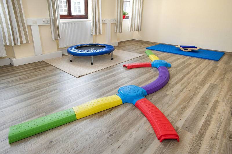 Raum mit Geräten für Übung und Ergotherapie