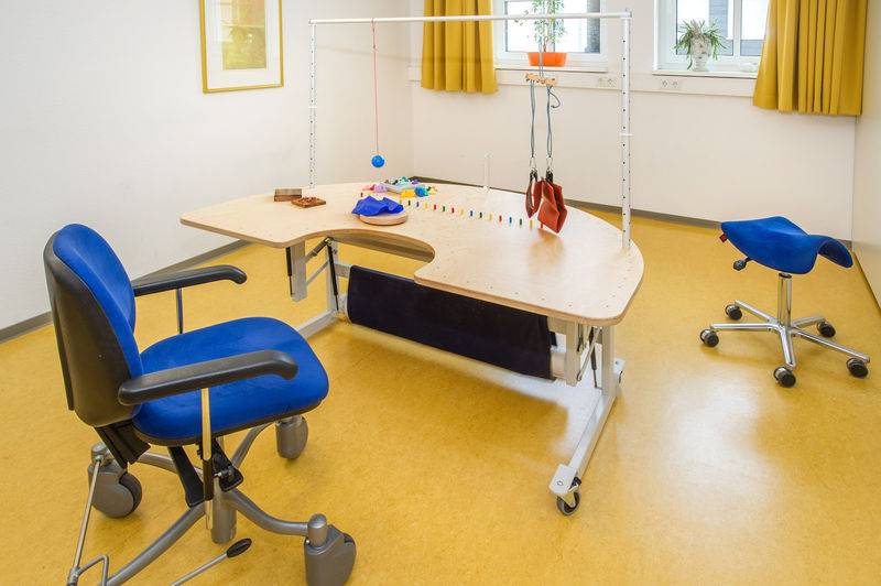 Raum mit Geräten für Ergotherapie