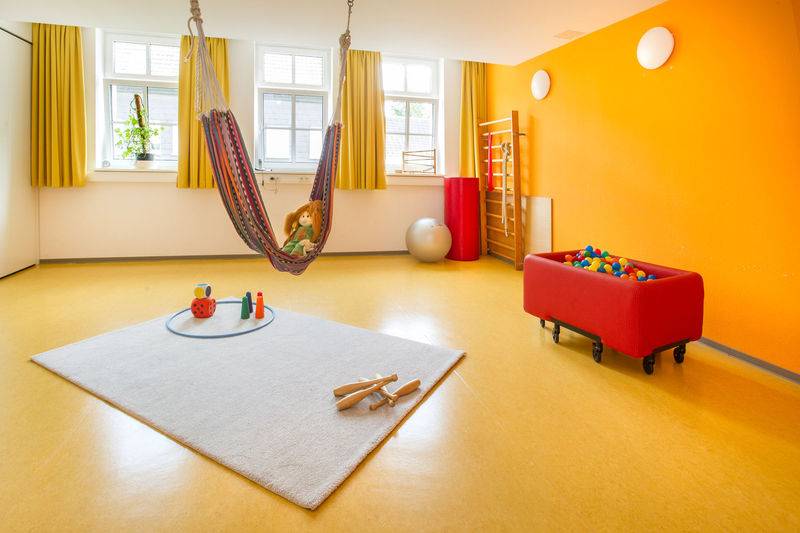 Raum mit Geräten und Spielen für Ergotherapie